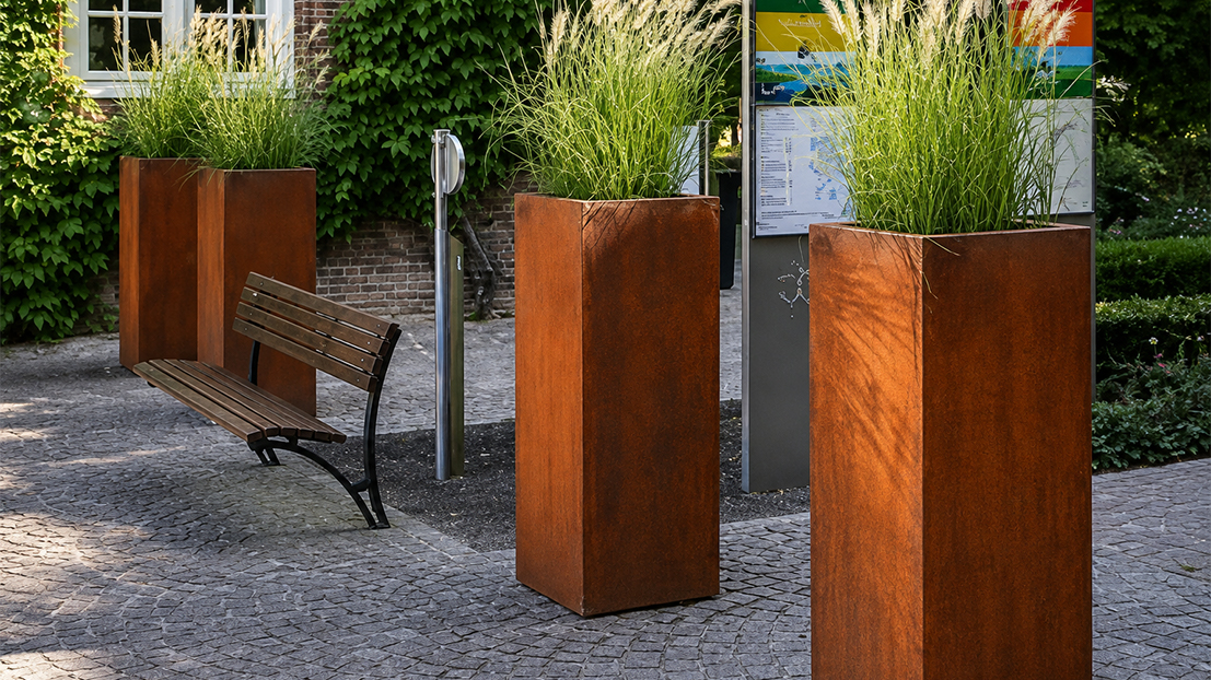 Composition de jardinières Corten rectangulaires utilisées comme bacs potagers dans un jardin contemporain.